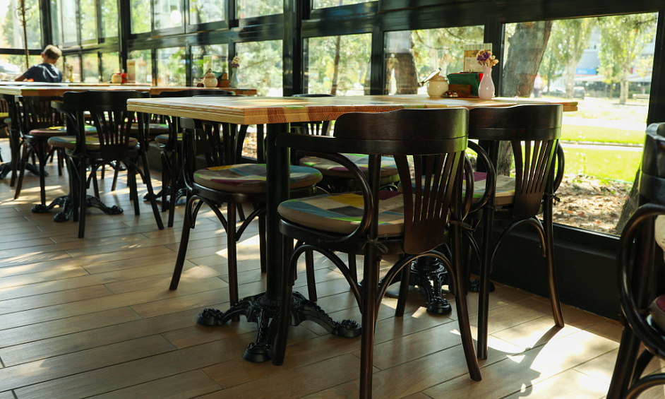 Wet-led public house for sale in Edinburgh, offering 300 MAT barrelage and free-of-tie lease. 1