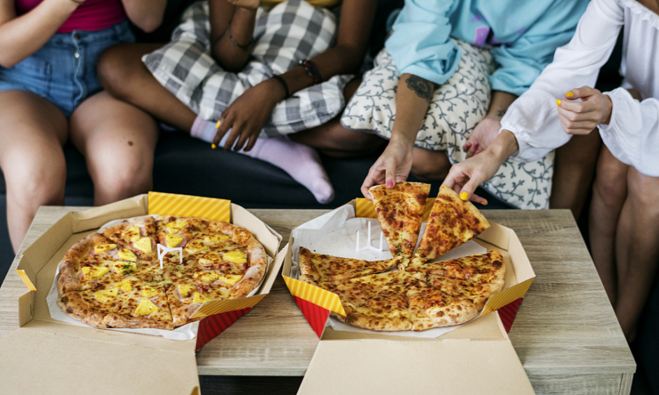 Pizza takeaway in Coventry West Midlands with three-bedroom flat available for rent 1