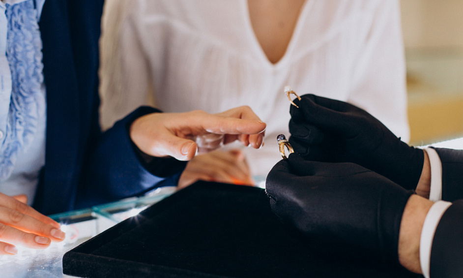 Family-run jewellers for lease in Leith, Edinburgh with retail and repair services available 1