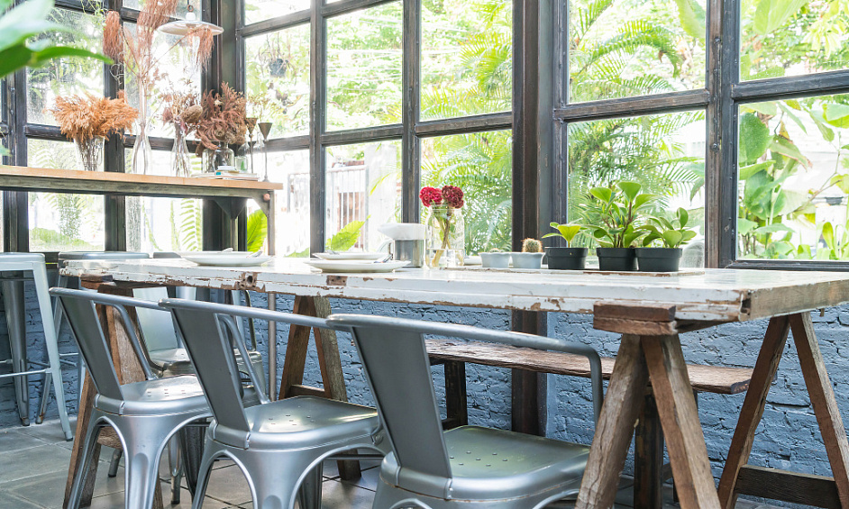 Restaurant premises for sale on Great Horton Road in Bradford, fully refurbished and ready to operate 1