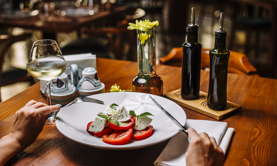 Italian restaurant for sale in Dorking Surrey with modern decor and prime location 1