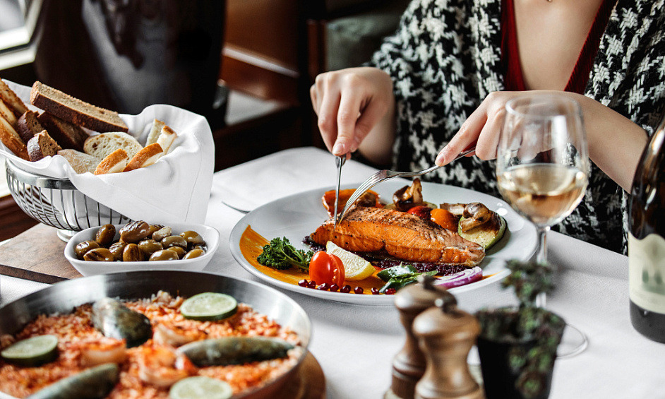 International Restaurant On The Thames For Sale 1