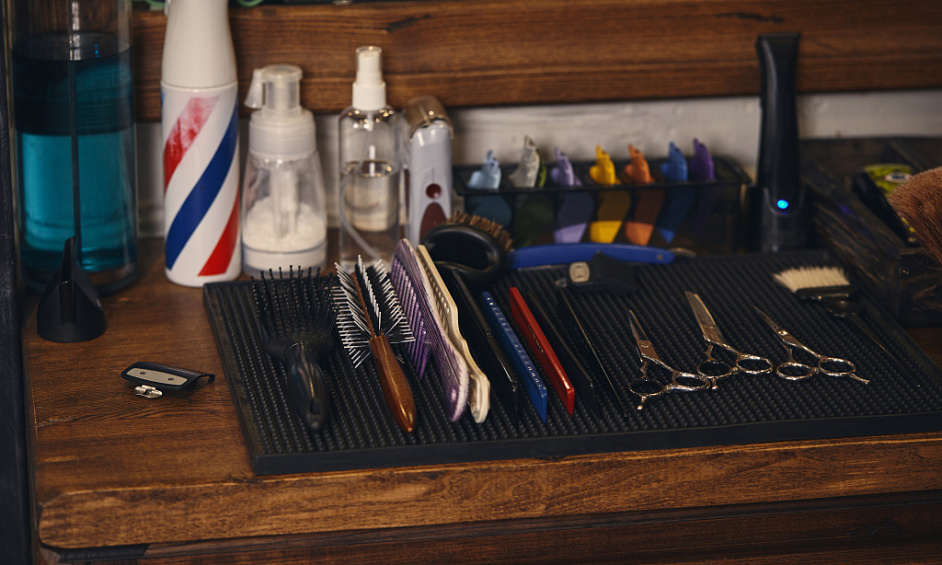 Premium barber shop for sale in Cornhill, City of London with experienced staff and turnkey setup 1