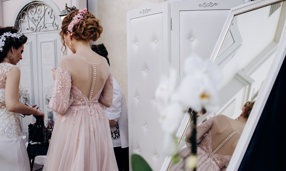 Bridal shop for sale in Wimbledon London with made-to-measure gowns and accessories. 1