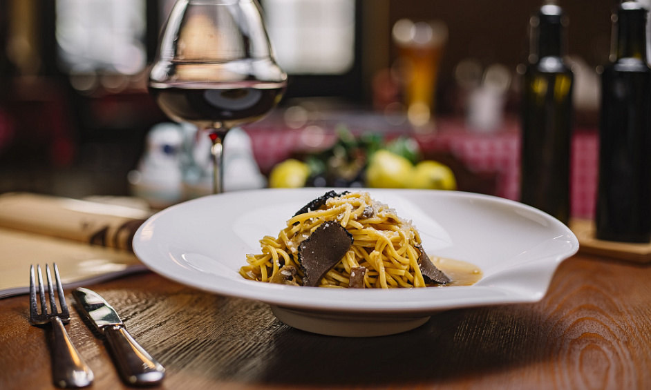 Italian café/restaurant for sale in Shoreditch with alcohol license and potential for regeneration 1