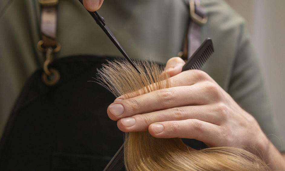 Chic Multi-Gender Hair Salon in Affluent London Area with High Turnover for Sale 1