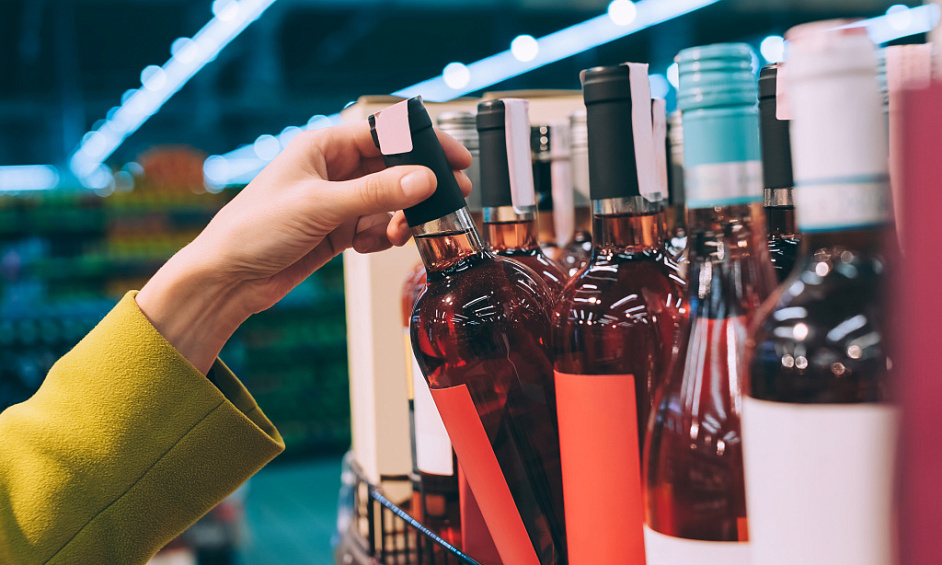 Off-license shop for sale in City of London, strong foot traffic and residential support 1