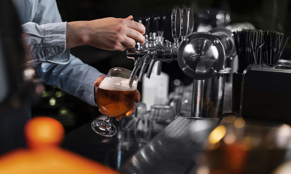 Detached roadside pub for sale in Reading Berkshire with bar, dining, and accommodation 1
