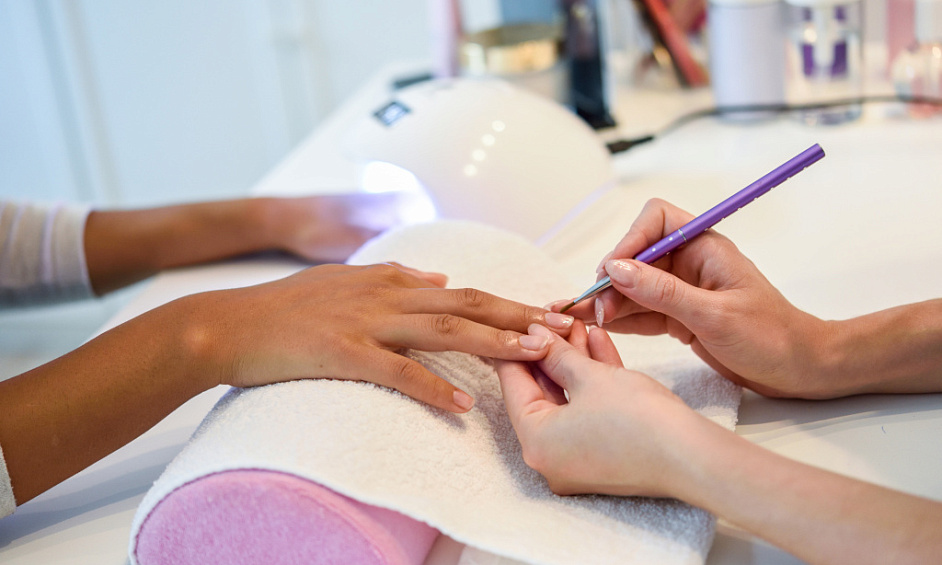 Beauty and Nail Bar for Sale in Farringdon, City of London with 15 Years of Operations 1