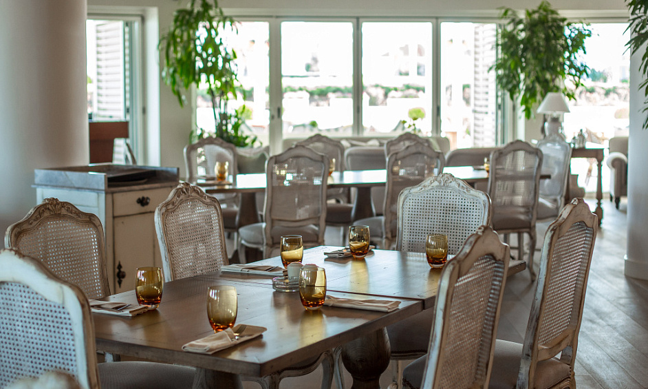 Restaurant for sale in Leicester with 80 person seating capacity and modern decor. 1