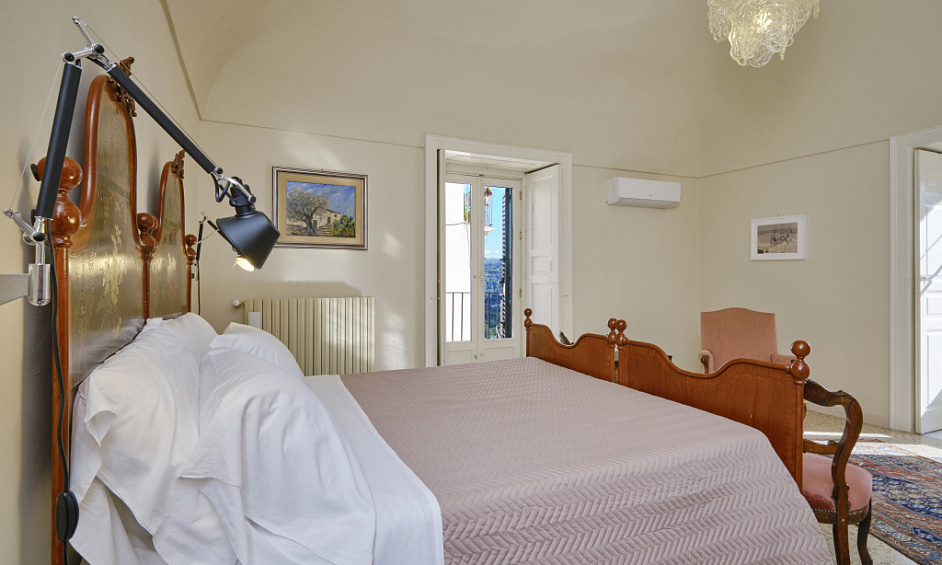 Six-Bedroom Guest House for Sale in Brixham Devon with Accommodation and Parking 1